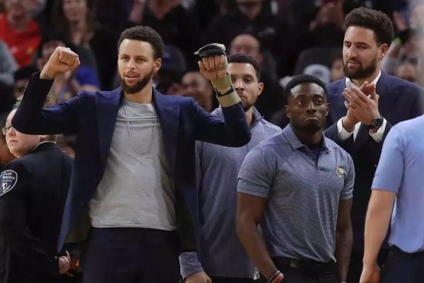 啊？雄鹿記者：科菲與球隊簽下的是一份訓練營合同